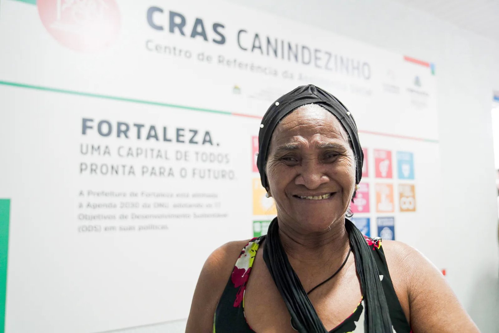 Dona Lúcia Maria Rodrigues posa para a foto